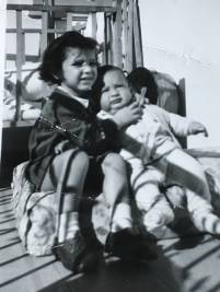 Daphne und ich am Balkon 1951