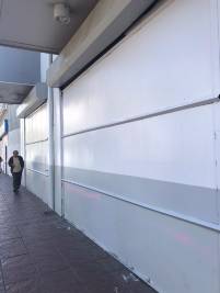 Verbarrikadierte Schaufenster eines Supermarktes in Valparaiso