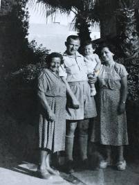 Irma, Kurt mit Daphne und Ima im Hayarkon Park Fr&uuml;hjahr 1948
