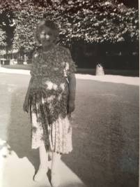 Oma 1961 im Burggarten Wien